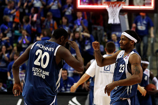 他在替补阵 他在替补阵